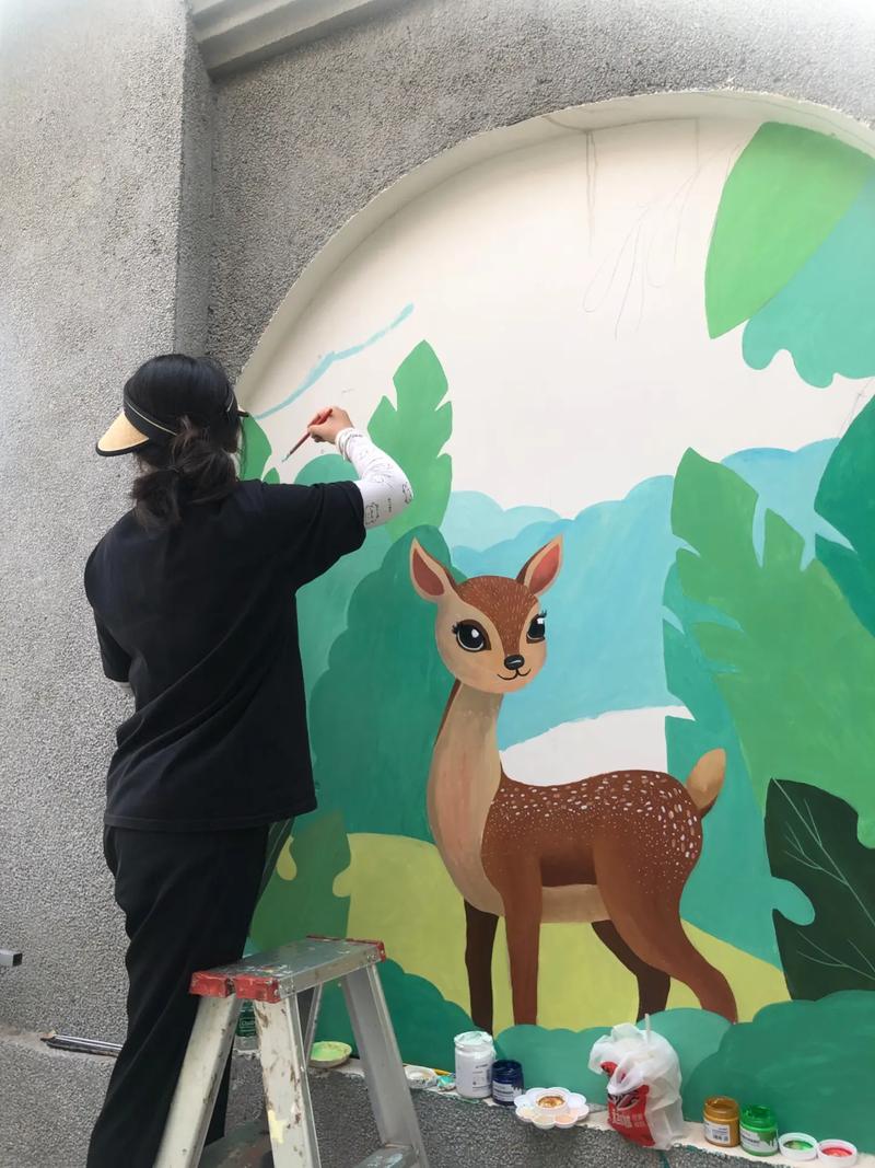 墻體彩繪中的靈動小鹿 銀箔與丙烯的藝術邂逅